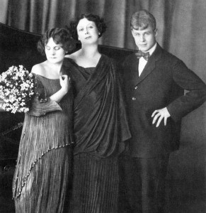 Isadora Duncan con la figlia con indosso due Vesti di Delfo